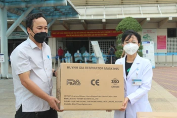 Đại diện Văn phòng Báo Nhân Dân tại Đồng Nai trao khẩu trang N95 cho Bệnh viện đa khoa Đồng Nai.