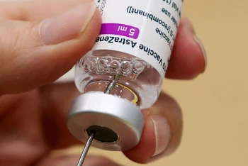 Một liều vaccine ngừa Covid-19 của AstraZeneca. (Ảnh: Reuters).