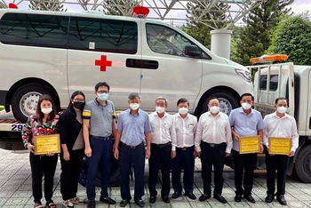 Lãnh đạo tỉnh Đồng Nai tiếp nhận ba xe cứu thương do Công ty TNHH Great Kingdom Giang Điền ủng hộ.