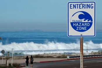 Biển cảnh báo sóng thần tại đường ven biển ở California, Mỹ, tháng 1/2018. (Ảnh: Reuters)