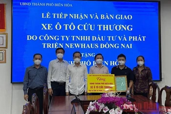 Lãnh đạo Thành ủy, UBND TP Biên Hòa tiếp nhận xe cứu thương.