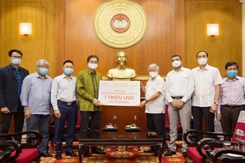 Chủ tịch Ủy ban Trung ương Mặt trận Tổ quốc Việt Nam Đỗ Văn Chiến tiếp nhận ủng hộ từ Công ty TNHH JAPFA COMFEED Việt Nam.