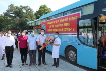 Các đồng chí lãnh đạo tỉnh Hà Giang tặng hoa, chức mừng đoàn cán bộ y tế vào TP Hồ Chí Minh chống dịch.