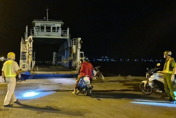 Lực lượng Cảnh sát giao thông - trật tự đã dẫn đường đưa 4 người đến bến phà Năng Gù để sang sông về huyện Châu Phú.