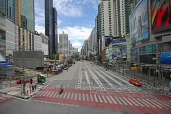 Nhiều trung tâm thương mại ở Bangkok vắng vẻ khi lệnh phong tỏa được áp đặt để kiềm chế đợt bùng phát dịch Covid-19. (Ảnh: Bưu điện Bangkok)