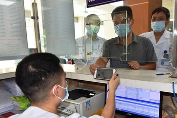Người dân đăng ký khám, chữa bệnh tại Bệnh viện đa khoa Hà Đông bằng thẻ Bảo hiểm y tế trên ứng dụng VssID - Bảo hiểm xã hội số.