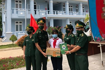 Tặng quà và tuyên truyền cảnh giác dịch Covid-19 tại biên giới Tây Ninh.