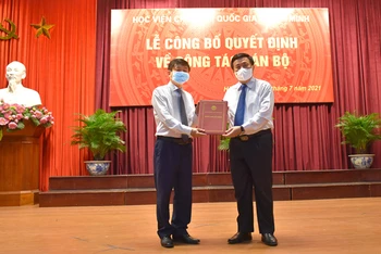GS.TS Nguyễn Xuân Thắng, Ủy viên Bộ Chính trị (trái) trao quyết định bổ nhiệm cho đồng chí Phạm Minh Sơn. (Ảnh: AJC)