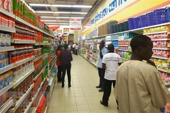 Người dân mua sắm tại một siêu thị Shoprite ở Kano, Nigeria. (Ảnh: AFP/TTXVN)