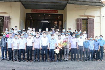 Lãnh đạo tỉnh Thanh Hóa tặng hoa, chụp ảnh với đoàn cán bộ, nhân viên y tế tăng cường cho các tỉnh phía nam.