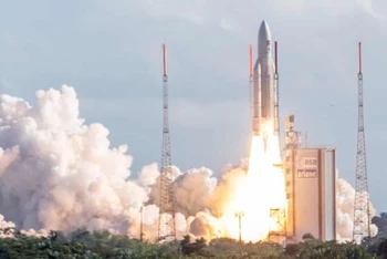 Tên lửa Ariane 5 đã cất cánh từ Guiana thuộc Pháp vào ngày 30/7, mang theo vệ tinh có thể lập trình lại hoàn toàn thương mại đầu tiên trên thế giới mang tên Eutelsat Quantum. (Ảnh: Getty Images).