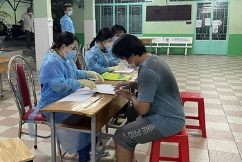 Chi trả hỗ trợ cho lao động tự do tại quận 5, TP Hồ Chí Minh. (Ảnh minh họa: Quý Hiền)