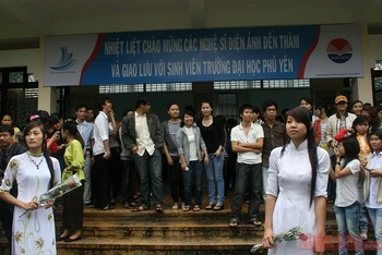  Sinh viên ĐH Phú Yên chờ đón các nghệ sĩ trong buổi giao lưu tại LHP Việt Nam 17.