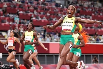 Elaine Thompson-Herah bảo vệ thành công tấm huy chương vàng Olympic nội dung 100m nữ với thành tích 10,61 giây. (Ảnh: Getty Images)