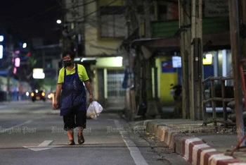 Một người dân đi trên phố trước giờ giới nghiệm ở tỉnh Nonthaburi. (Ảnh: Bưu điện Bangkok)