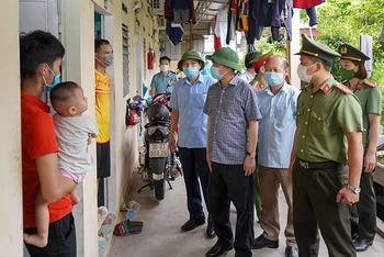 Đồng chí Trương Quốc Huy kiểm tra khu nhà trọ công nhân tại tổ dân phố Thần Lữ, phường Bạch Thượng - thị xã Duy Tiên.