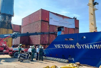  Tàu cập cảng Nghi Sơn vận chuyển hàng thiết yếu vào thành phố Hồ Chí Minh.