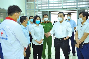Chủ tịch UBND TP Hà Nội Chu Ngọc Anh kiểm tra tại bệnh viện dã chiến Mê Linh