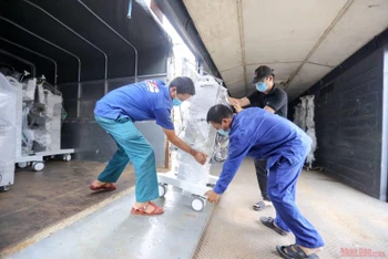 Hàng chục tấn trang thiết bị, vật tư y tế hiện đại đã rời ga Hà Nội để vào chi viện cho TP Hồ Chí Minh phục vụ công tác chống dịch Covid-19, sáng 1/8.