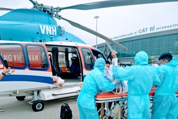 Chuyến bay đưa bệnh nhân từ đảo Bạch Long Vĩ xa xôi nhanh chóng về đất liền cứu chữa kịp thời.