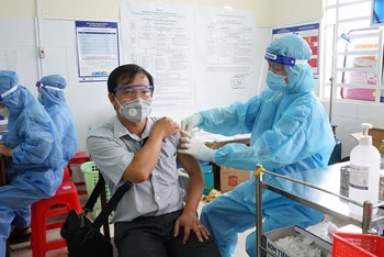 Tiêm chủng vaccine phòng Covid-19 trên địa bàn thành phố Thủ Dầu Một, tỉnh Bình Dương. 