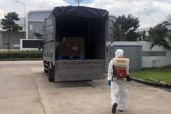 Khử khuẩn các xe vận chuyển hàng hóa ra vào Công ty TNHH Daikan Việt Nam, khu công nghiệp Amata, tỉnh Đồng Nai.