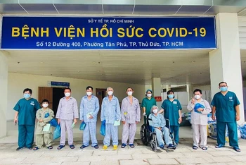 Các bệnh nhân nặng ra viện trong ngày 1/8 tại Bệnh viện Hồi sức Covid-19 TP Hồ Chí Minh. (Ảnh: Bệnh viện Chợ Rẫy)