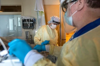 Nhân viên chăm sóc sức khỏe hỗ trợ một bệnh nhân trong khu cấp cứu ở Torrance, California, Mỹ ngày 30/7. Ảnh: CNN.