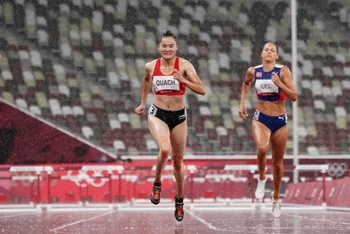 Trời mưa to khiến các nữ vận động viên gặp chút khó khăn. (Ảnh: Getty)