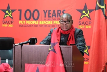 Tổng Bí thư Đảng Cộng sản Nam Phi, Tiến sĩ Blade Nzimande, phát biểu ý kiến tại đầu cầu trụ sở Đảng Cộng sản Nam Phi ở TP Johannesburg, ngày 1/8. (Ảnh: TTXVN)