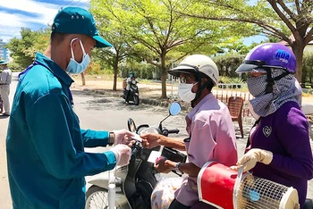 Các thành viên trực chốt phòng, chống dịch, kiểm tra và hướng dẫn người dân thực hiện các quy định về phòng, chống dịch Covid-19 trên địa bàn tỉnh Ninh Thuận.