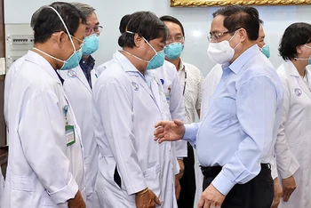 Thủ tướng Phạm Minh Chính động viên đội ngũ thầy thuốc của Bệnh viện Chợ Rẫy ngày 13/5/2021. (Ảnh: VGP)