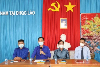 Đồng chí Souliya Keophilavong (thứ 2 từ trái sang) khẳng định, tuổi trẻ hai nước Lào - Việt Nam sẽ tiếp tục đoàn kết, hợp tác chặt chẽ hơn nữa.