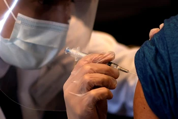 Mỹ đã hoàn thành mục tiêu 70% người trưởng thành tiêm ít nhất 1 mũi vaccine ngừa Covid-19. (Ảnh: Reuters)