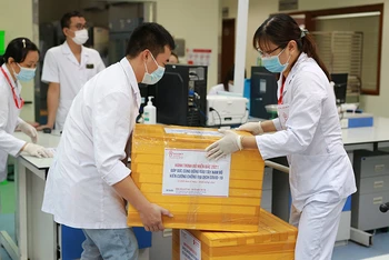 1.000 đơn vị máu được vận chuyển tới Cần Thơ hôm nay, chi viện cho Tây Nam bộ.
