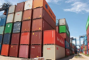Hàng trăm nghìn container hàng hóa đang tồn đọng tại cảng Cát Lái