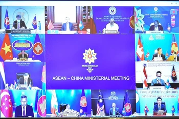 Hội nghị Bộ trưởng Ngoại giao ASEAN - Trung Quốc diễn ra theo hình thức trực tuyến. (Ảnh do báo Thế giới và Việt Nam cung cấp)