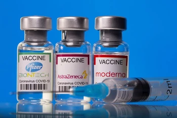 Ba loại vaccine Pfizer-BioNTech, AstraZeneca và Moderna. (Ảnh: Reuters).