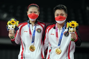 Cặp VÐV Greysia Plii và Rahayu Apriyani (Indonesia) đoạt Huy chương vàng cầu lông đôi nữ. Ảnh AP 