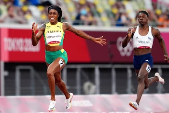 Elaine Thompson-Herah (trái) về nhất chung kết 200m nữ với thời gian 21 giây 53. (Ảnh: Reuters)
