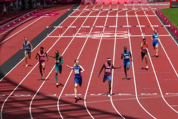 Đương kim vô địch thế giới Karsten Warholm phá kỷ lục của chính mình với thời gian 45 giây 94 trên đường chạy 400m rào nam tại Olympic Tokyo 2020. 