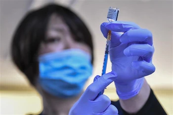 Nhân viên y tế chuẩn bị tiêm vaccine ngừa Covid-19 cho người dân tại Ichihara, tỉnh Chiba (Nhật Bản), ngày 17/2. (Ảnh: AFP/TTXVN)