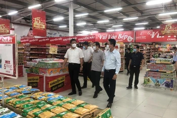 Lãnh đạo TP Hà Nội thường xuyên kiểm tra việc cung ứng hàng hóa tại các siêu thị, chợ, cửa hàng trên địa bàn.