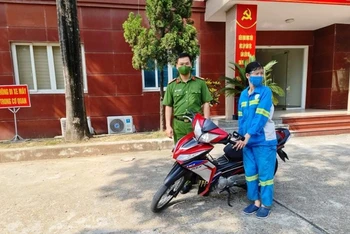 Công an quận Nam Từ Liêm (Hà Nội) tặng xe máy cho chị Lê Thị Trâm, nữ công nhân vệ sinh môi trường bị cướp.