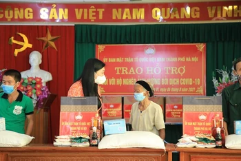 Lãnh đạo Mặt trận Tổ quốc TP Hà Nội tặng quà các hộ nghèo tại xã Yên Bài, huyện Ba Vì.