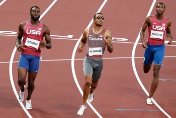 Mặc dù có đến ba vận động viên góp mặt ở nội dung chung kết 200m nam nhưng Mỹ chỉ có được tấm huy chương bạc. (Ảnh: Reuters)
