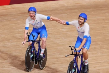 Thành viên đội đua xe đạp lòng chảo nam Italia ăn mừng sau khi lập kỷ lục thế giới mới. (Ảnh: Getty Images)