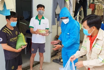 Trao quà cho công nhân gặp khó khăn tại thôn 1, xã Long Sơn, TP Vũng Tàu (Bà Rịa - Vũng Tàu).