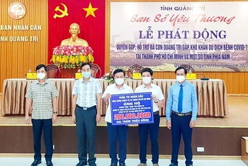 Lãnh đạo tỉnh Quảng Trị tiếp nhận ủng hộ từ các tổ chức, cá nhân tại buổi phát động.