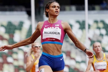 Sydney McLaughlin giành huy chương vàng 400m vượt rào nữ với một kỷ lục thế giới mới. (Ảnh: Reuters)